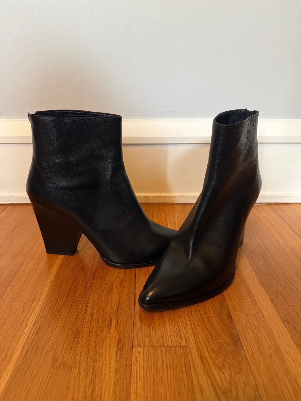 Stuart Weitzman Black Leather Pointed Boots with Block Heel BROKEN ZIPPER PULL